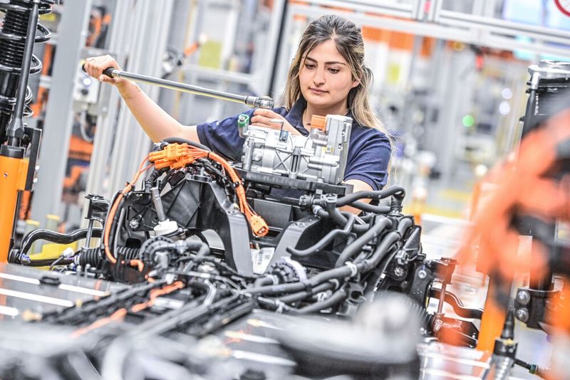 Rund 4.000 Beschäftigte hat der Nutzfahrzeughersteller für die Fertigung der Hochvolt-Technik qualifiziert. (Bild: Henning Scheffen/Volkswagen Nutzfahrzeuge)