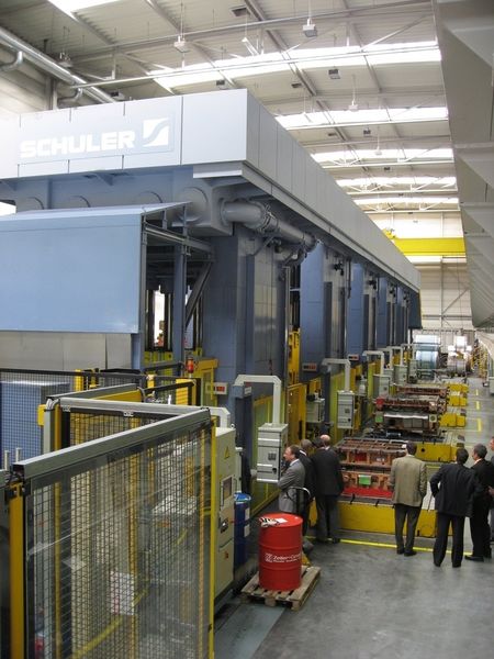 Schuler-Pressenstraße bei Allgaier, auf der Karosserieteile für die Automobilindustrie produziert werden. Bild: Kuhn (Archiv: Vogel Business Media)