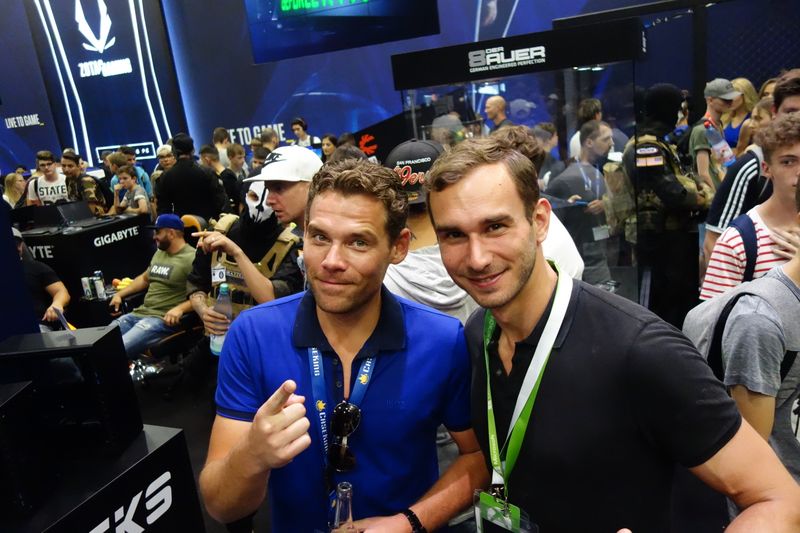 (l.) Toni Sonn, Caseking, und Thorsten Thomas, Microsoft, sind gespannt, wer gleich auf die Bühne kommt? (Bild: IT-BUSINESS)