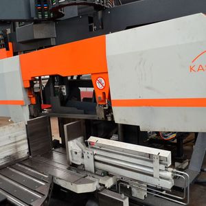 Hilfreich: ist das zu sägende Material positioniert, dreht sich das Oberteil der Kastomiwin inklusive Sägeband automatisch, bis der gewünschte Gehrungswinkel erreicht ist.