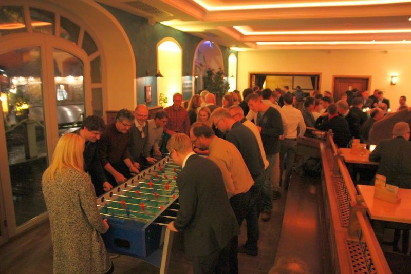 Impressionen der Abendveranstaltung bei den Förderprozess Foren 2016 in Würzburg. Das 4er-Kicker Turnier sorgte für Spaß und Spannung. (Ernhofer/PROCESS)