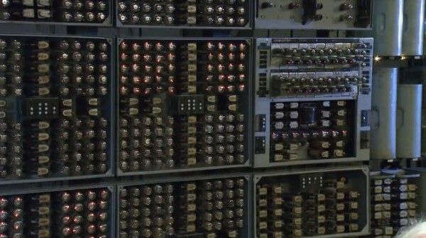 Ein historischer Moment: WITCH, der älteste funktionstüchtige Computer der Welt wird nach drei Jahren Restaurierung gebootet und so wieder zum Leben erweckt (Bild: TNMOC)