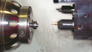 Ausdrehen (Drehdurchmesser 1,4 mm) an einer Einspritzpumpendüse mit dem Werkzeugsystem Supermini. (Archiv: Vogel Business Media)