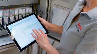 Bei Bosch in Homburg ist das PPMP bereits im Einsatz: Bosch-Ingenieurin Anne Düll misst mit vernetzten Sensoren die Qualität von Öl in einem Prüfstand für Hydraulikventile.  (Bild: Bosch)