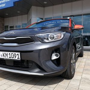 Ganz im Kia-Look ist die typische "Tigernase": Der Stonic trägt aber neuere schmalere Scheinwerfer sowie breitere Lufteinlässe als der Rio.(Bild:  Jens Scheiner/»Automobil Industrie«)