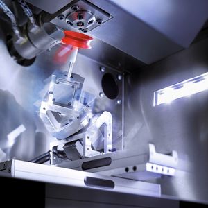 Beim AKF entsteht über eine getaktete Düse und einen beweglichen Bauteilträger das Funktionsteil Schicht für Schicht aus Kunststofftropfen.