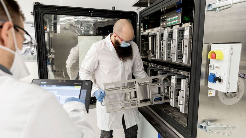 Bestückung einer Prüfkammer: Im Bestückungsprozess werden Formatflexibilität, Verpolungssicherheit, automatisierter Teststart sowie kurze Rüstzeiten großgeschrieben, um andere Zelltests nicht zu beeinflussen. (Bild:ampnet/Volkswagen AG)