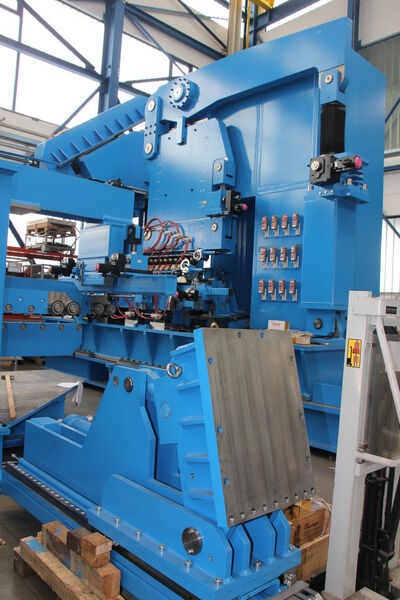 Bereits 1997 hat Kinkele Spiralrohrmaschinen gebaut. Alle blauen Konstruktionsteile sind von Kinkele. Der Auftragsfertiger wäre in der Lage binnen 6 Monate so eine komplette Anlage herzustellen, vorausgesetzt der Kunde hat bereits alles wie beispielsweise Zeichnungen soweit fertig. (Bild: Sonnenberg)