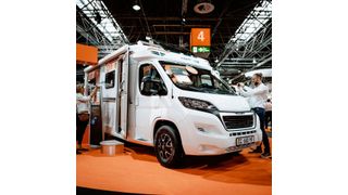 Einer der Besuchermagneten in der Knaus Tabbert-Halle 4: Der neue WEINSBERG CaraCompact EDITION [PEPPER] – Europas erfolgreichstes Reisemobil. (Klaus Schwaiger)