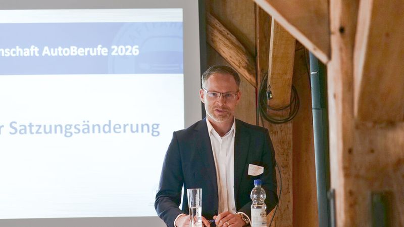 Christian Hansen, Abteilungsleiter Recht beim ZDK, erläuterte den Teilnehmenden die Satzung für den neuen Verein. (Bild: Schmidt - VCG)