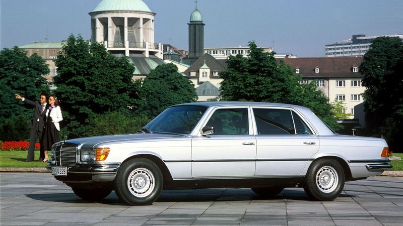 Big block Made in Germany: Der Motor des 450 SEL 6.9 leistet 210 kW (286 PS), das maximale Drehmoment beträgt 550 Nm bei 3.000 1/min. Über den Drehzahlbereich von 1.000 bis 4.200 1/min fällt das Drehmoment nicht unter 490 Nm. Laut Werner Oswald erreicht der 450 SEL 6.9 eine Spitzengeschwindigkeit von 225 km/h. Messungen von auto motor und sport aus dem Jahr 1975 ergaben eine Höchstgeschwindigkeit von 234 km/h und einen Testverbrauch von 23,2 Liter auf 100 Kilometer. In einem Test der Automobil Revue 1976 wurde bei einem Testverbrauch von 19,9 Liter und eine Höchstgeschwindigkeit von 237 km/h ermittelt. (Bild: Mercedes-Benz)