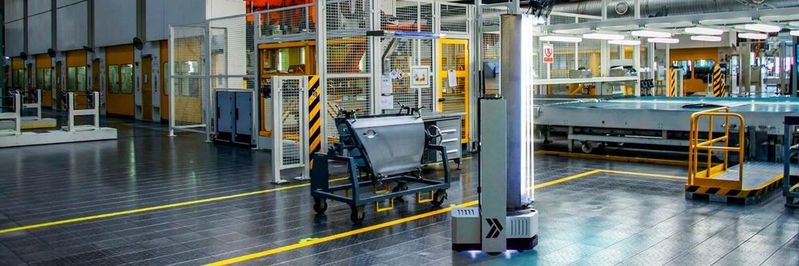 Der Desinfektionsroboter ZenZoe im Einsatz in einer Industrieumgebung.(Bild:  ASTI Mobile Robotics/InSystems Automation)