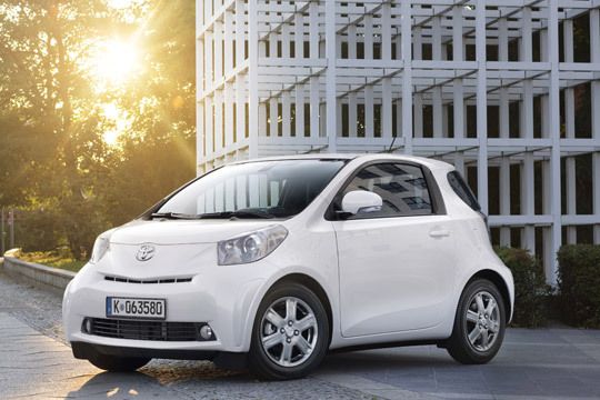 Die Toyota Ingenieure haben einen Unterflurtank eingebaut, die Klimaanlage verkleinert und die Vordersitze so konstruiert, dass sie hinten mehr Beinfreiheit ermöglichen. (Archiv: Vogel Business Media)