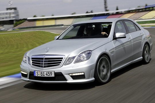 Die E-Klasse überzeugt mit ihrer Sicherheitsausstattung, ist aber motorseitig nicht auf der Höhe der Zeit. (Archiv: Vogel Business Media)