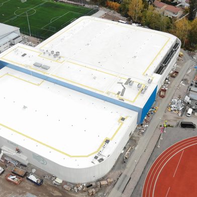 Cool-Roof-Dachbahn „Bright" mit hochreflektierender weißer Oberfläche für maximale thermische Effizienz. (Bild: Renolit Gruppe)