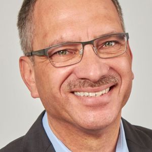 Rudolf Sosnowsky, Technischer Leiter (CTO) bei Hy-Line Computer Components: „Um die Ergonomie weiter zu steigern erfordert der Einzug von Touchsreens in die Medizintechnik nicht nur ein Umdenken im Hardware-Design, sondern auch im Bedienkonzept der Software.“