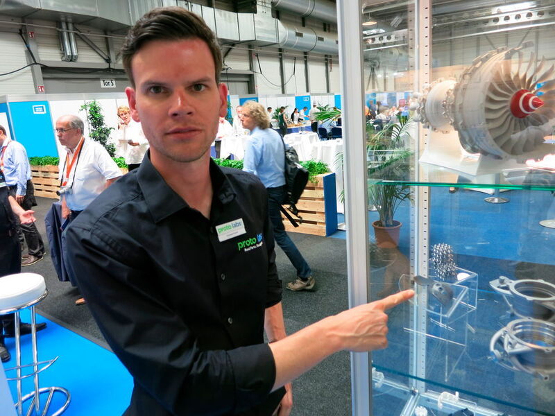 Christoph Erhardt, Head of 3D-Printing & Quality Management, Protolabs: „Wir haben den kompletten Prozess des Metalldrucks von Implantaten aus Titanlegierung in einer Spezial-Software abgebildet.“ (Reinhardt / Devicemed)