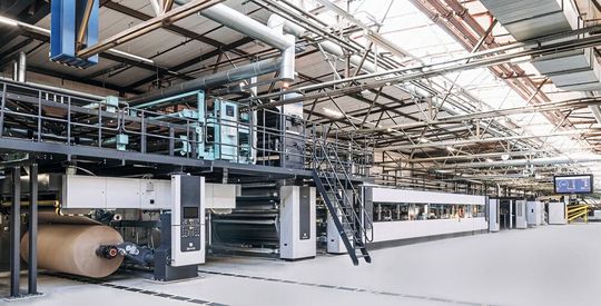 In bis zu 200 m langen Anlagen zum Herstellen von Wellpappe werden mehrere km lange elektrische Kabel und Leitungen für Antriebs- und Steuerungstechnik eingebaut.(Bild:  BHS Corrugated)