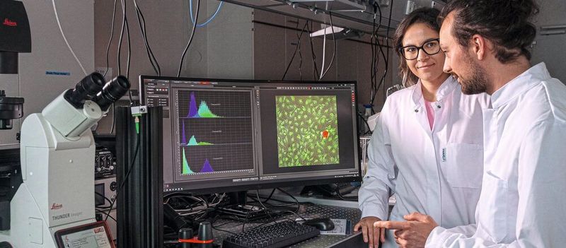 Prof. Berna Özkale Edelmann und Dr. Philipp Harder besprechen wissenschaftliche Ergebnisse.(Bild:  Astrid Eckert, TU München)