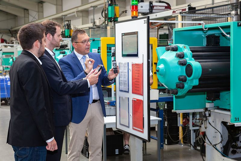Visualisierung der Rohdaten auf einem Panel‐IPC direkt an der Maschine – mit Christian Werner, Geschäftsführer von Peiler & Klein (rechts), Christoph Schmalzl, Vertriebsbeauftragter Digital Factory bei Siemens (Mitte) und Goran Cimin, Abteilungsleiter Datentechnik bei Data Ahead (links). (Siemens)