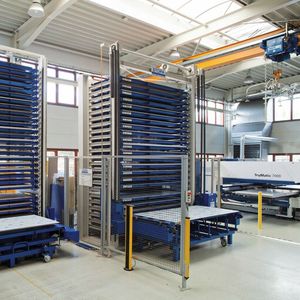 Stopa-Tower-Blechlager beanspruchen wenig Platz und sind auf kurzen Wegen an die Laserschneid- und Stanzanlage von Schaefer angebunden.