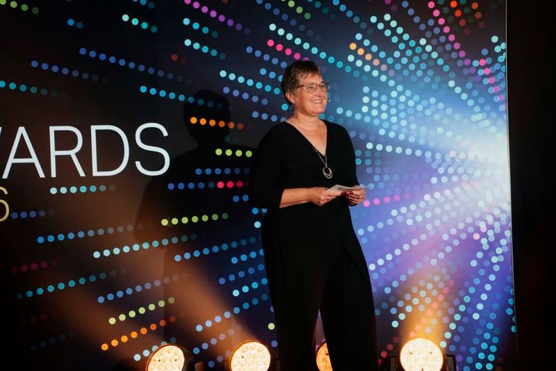 Auch 2026 hatte Elke Witmer-Goßner, Chefredakteurin von CloudComputing-Insider die große Ehre, die Readers' Choice Awards zu verleihen. (Bild: Manuel Emme Fotografie)