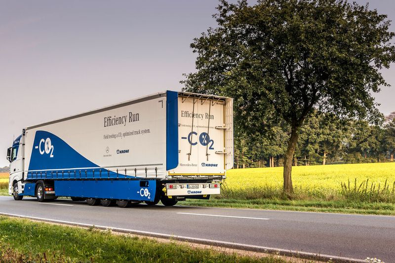 Krone untersuchte in Simulationen den Einfluss des Luftwiderstands an einem Trailer. Die Annahme, mit einem Mehrgewicht von 200 kg und eines um zehn Prozent verbesserten cW-Wertes den Kraftstoffverbrauch zu senken, trat ein. Der Basisverbrauch des Trailers von 30 l/100 km sank um mehr als fünf Prozent – mittels Reifenwahl, Seitenverkleidung des Fahrgestells und der Montage von Heckflügeln. (Daimler)