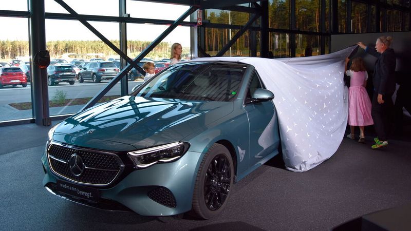 Im Anschluss enthüllte er gemeinsam mit Geschäftsführerin Lisa Widmann sowie den Kindern Ben und Sophia Widmann die neue E-Klasse. (Bild: Simon – VCG)