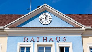 Viele Bürgerinnen und Bürger kommen gerne noch persönlich ins Rathaus. (©Gina Sanders – stock.adobe.com)