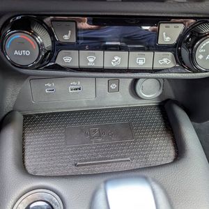 Um das Smartphone zu laden, befindet sich nun eine induktive Ladeschale vorn an der Mittelkonsole, und die USB-Anschlüsse hat Nissan neben dem auslaufenden USB-A-Anschluss jetzt um eine USB-C-Dose ergänzt. (Bild:  Rosenow – VCG)