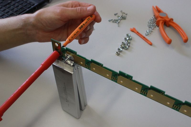 Zur Verbindung der Akkuzellen kommen im elektrisch betriebenen Rennwagen der TU Hamburg-Harburg M3-Schrauben sowie die von KVT-Fastening zur Verfügung gestellten selbstsichernden Muttern Serpress zum Einsatz. (Bild: KVT)