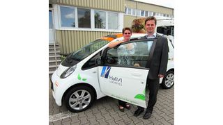 Sind vom strombetriebenen Kurierfahrzeug überzeugt: Jens Schauer, Leiter Team Mobility Services, und Havi-Logistics-Botin Renate Hübner. (Bild: Havi Logistics)
