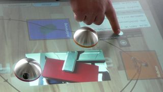 SoftRobot als objektorientierte Prgrammiersprache bietet die Möglichkeit graphischer Methoden zum einfachen und intuitiven Beschreiben von Aufgaben auf Touch-Bildschirmen Bilder: Kluger (Archiv: Vogel Business Media)