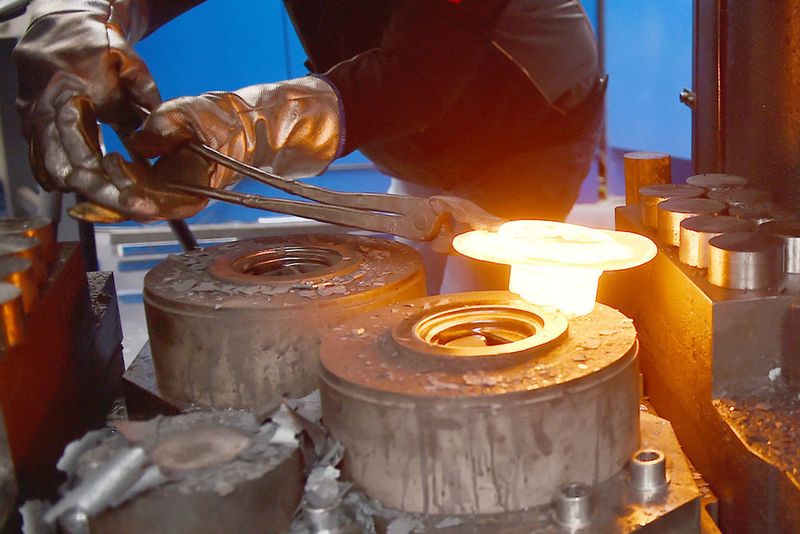 Anstrengende Arbeit: Glühend heiße, kiloschwere Stahlteile zu handhaben, ist körperlich belastend. (Ralf Büchler/IPH)
