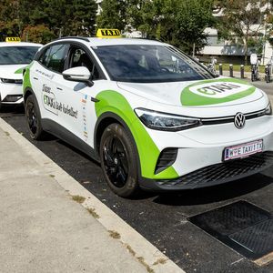 Mittels konduktiver Ladetechnik können ab sofort 56 Taxis in Wien laden.(Bild:  Mag. Barbara Lachner)