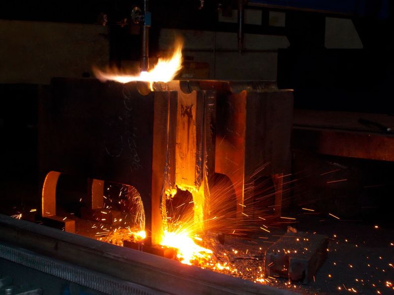 Für die Schuler-Gruppe werden aus einer 30 t schweren Stahltafel 400 x 710 x 840 mm große Werkstücke gefertigt und dafür große Segmente mit engen Radien abgetragen. (Bild: Jebens)