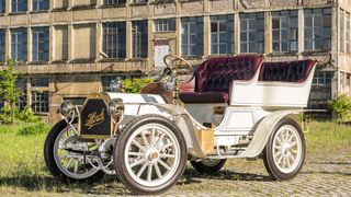 Anders als das inzwischen reichlich marode Horch-Werk erstrahlt der Nachbau des Horch 14-17 PS Tonneau im frischen Glanz. Von den einst gut 50 gebauten Exemplare hat leider keines die Zeit überdauert. Über 90 Firmen, die meisten aus Sachsen, haben an der Replik mitgearbeitet. (Bild: ©Stefan Warter)