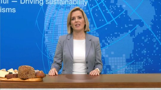 Dr. Doreen Schachtschabel, Vice President White Biotechnology Research, stellt die Fortschritte der BASF im Bereich der weißen Biotechnlogie vor(Bild:  BASF)