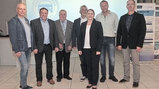 Der Vorstand der Kfz-Innung Region Dresden mit Geschäftsführerin Gabriela Msuya. (Bild: Zietz/»kfz-betrieb«)