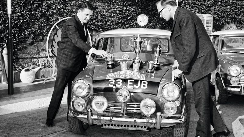 Dem Iren Patrick „Paddy“ Hopkirk am Steuer gelang mit seinem Co Henry Liddon 1964 eine Sensation: Mit einem scheinbar völlig unterlegenen Fahrzeug gewannen die beiden die Gesamtwertung der Rallye Monte Carlo. (Bild:  MINI)