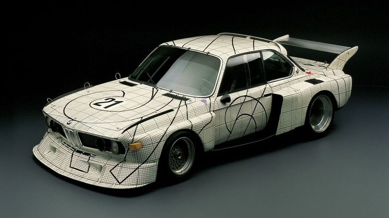 Schon ein Jahr später legte Calders Landsmann Frank Stella nach. Auch er nahm sich einen BMW 3.0 CSL vor, auch dieser ging beim Langstreckenrennen in Le Mans an den Start – mit der Startnummer 21. Für den Motorsportfan Stella war das Gestalten des BMW Art Cars Nr. 2 eine besondere Ehre. Das Design seines Autokunstwerks orientierte sich an der technischen Basis seines Ausgangsobjekts. So entstand ein Raster aus Linien, das wie überdimensionales Millimeterpapier wirkte. Alles in Schwarz-Weiß, damit sich das Rennfahrzeug mit der gewaltigen Leistung von 750 PS von den vielen anderen, vor allem bunten Konkurrenten im Startfeld abhob. Wie beim Wagen von Calder wurde die Lackierung ebenfalls vom legendären BMW Lackiermeister Walter Maurer aufgetragen. (Bild: BMW)