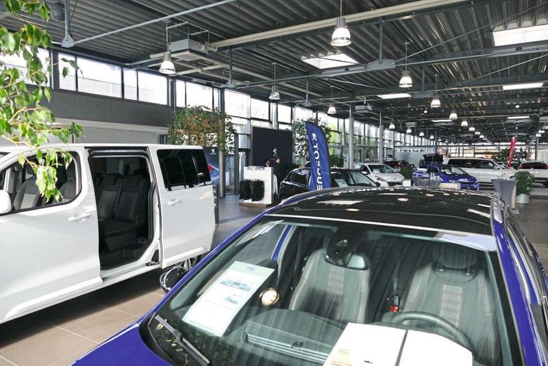 Blick in den neuen, 400 Quadratmeter großen Showroom des Peugeot-Standorts in Göttingen.  (Autohaus Peter)