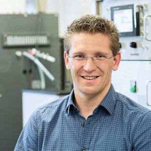 „Unser Reaktor ermöglicht eine Trennung der verschiedenen Schritte bei der Ammoniakproduktion in Lichtabsorption und N2-Reduktion. Dadurch können wir jeden Reaktionsschritt einzeln untersuchen und optimieren.“ Prof. Dirk Ziegenbalg, Institut für Chemieingenieurwesen Ulm(Bild:  Elvira Eberhardt/Uni Ulm)