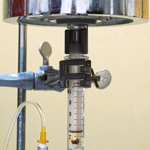 Wie ein Forschungsteam unter Kieler Leitung jetzt herausfand, reichen zum Beispiel wenige Milligramm Aerographen (im Bild am Boden des Druckzylinders) aus, um ein Gewicht von 2 Kilogramm anzuheben – durch einen Luftstoß, der beim Erwärmen des Materials entsteht. (Bild:  Florian Rasch)