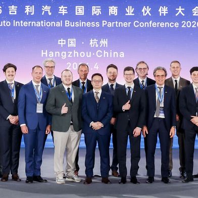 Auf einer Händlerkonferenz in China brachte Geely seine Strategie den neuen deutschen Handelspartnern näher. (Bild: :308837:plus/live/meta/89357866/thumb/308837/308837/20260421173846/5P1A1576.HEIC:)