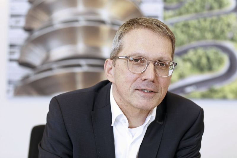 «Die grosse Herausforderung bei erneuerbaren Energien ist, dass wir funktionierende, kosten- und CO2-neutrale Speichersysteme brauchen. Wir bieten Lösungen hierfür.» Patrik Meli, Managing Director von MAN Energy Solutions Switzerland Ltd. (Bild: Matthias Böhm)