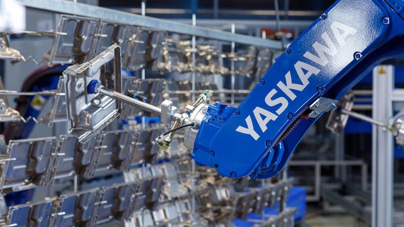 A camera inspection during removal ensures that the components are placed correctly in the KLTs.(Image: Yaskawa Europe)