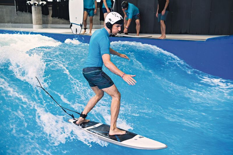 Beeindruckende Balance beim Indoor-Surfen (C4B)