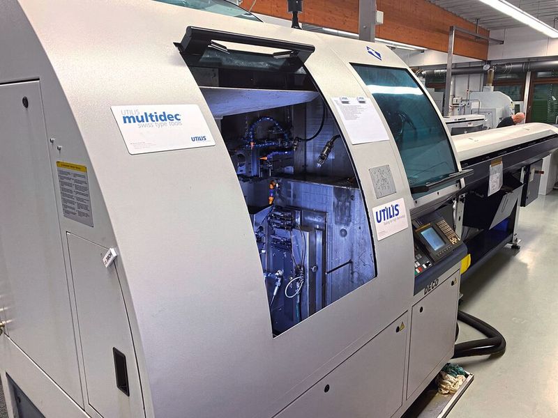 100% Swiss made bei A.K.TEK in Hagen: Tornos Multideco mit Standgenlader und Utilis-Werkzeugbestückung. (Bild: Utilis)