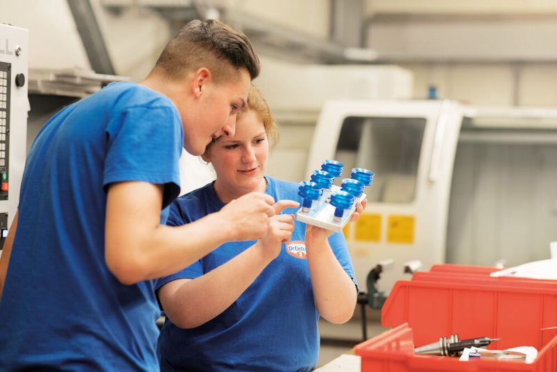 Der Backprofi mischt vorne mit: Dr. Oetker sichert sich ebenfalls die Note 2,52. Die Gruppe bietet Schülern eine breite Vielfalt an Ausbildungsprofilen. Er nicht weiß, ob Lagerlogistik oder doch besser Lebensmitteltechnik passt, bekommt während des eintägigen Berufsfelderkundungstages einen tiefen Einblick in das Unternehmen und deren Ausbildungsberufe. (Bild: Dr. Oetker)